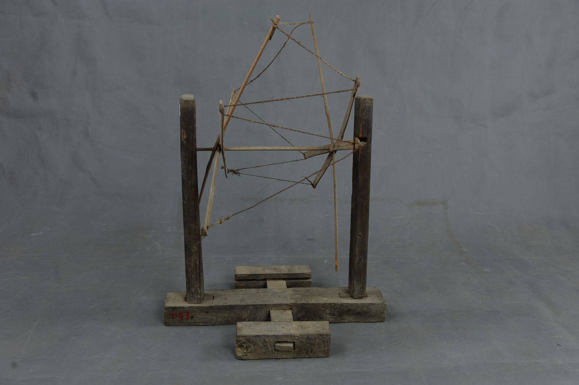 布依族手动纺纱机